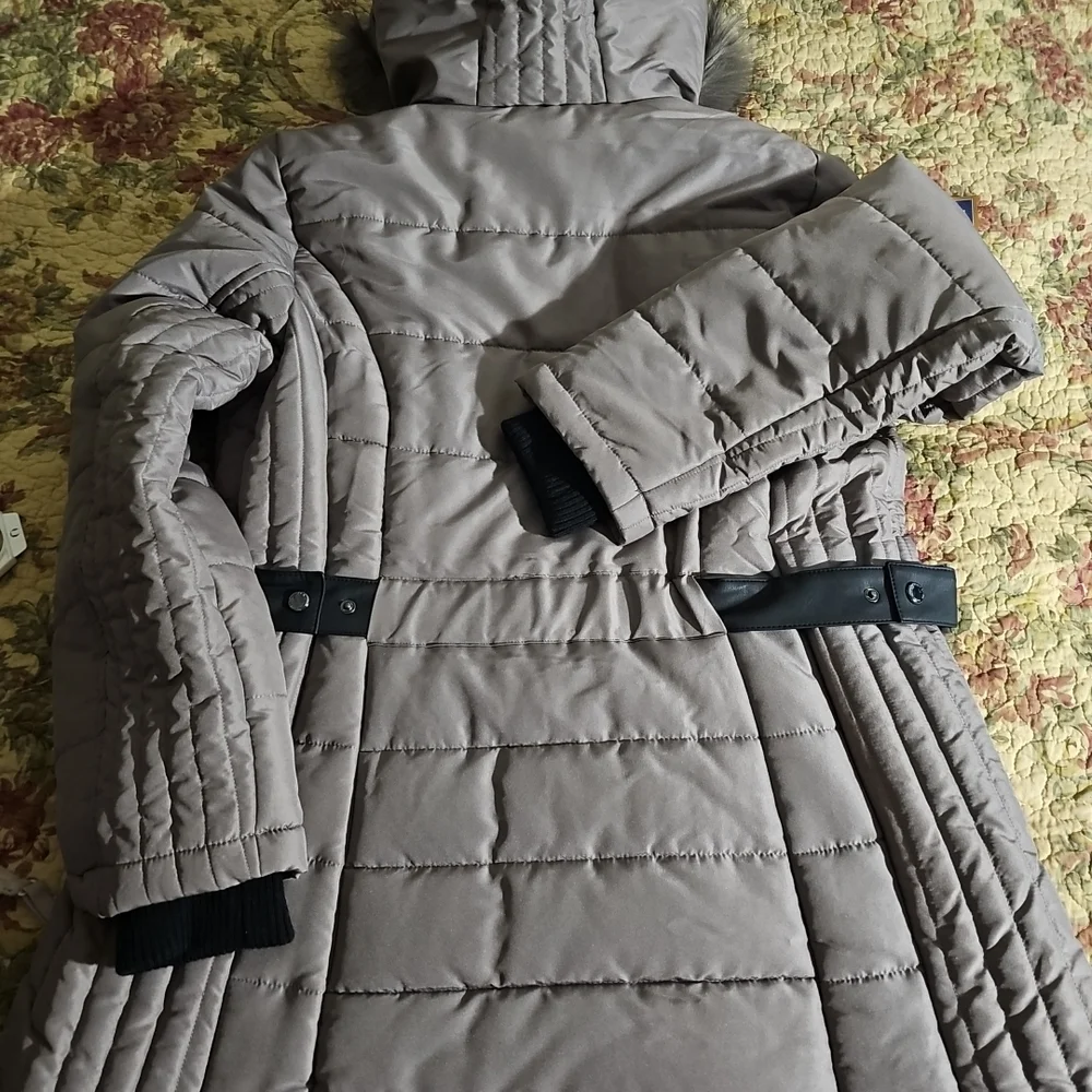 NWT Susan Graver Taupe Quilted Puffer Coat with Faux Fur Hood (Medium) - Picture 9 of 10